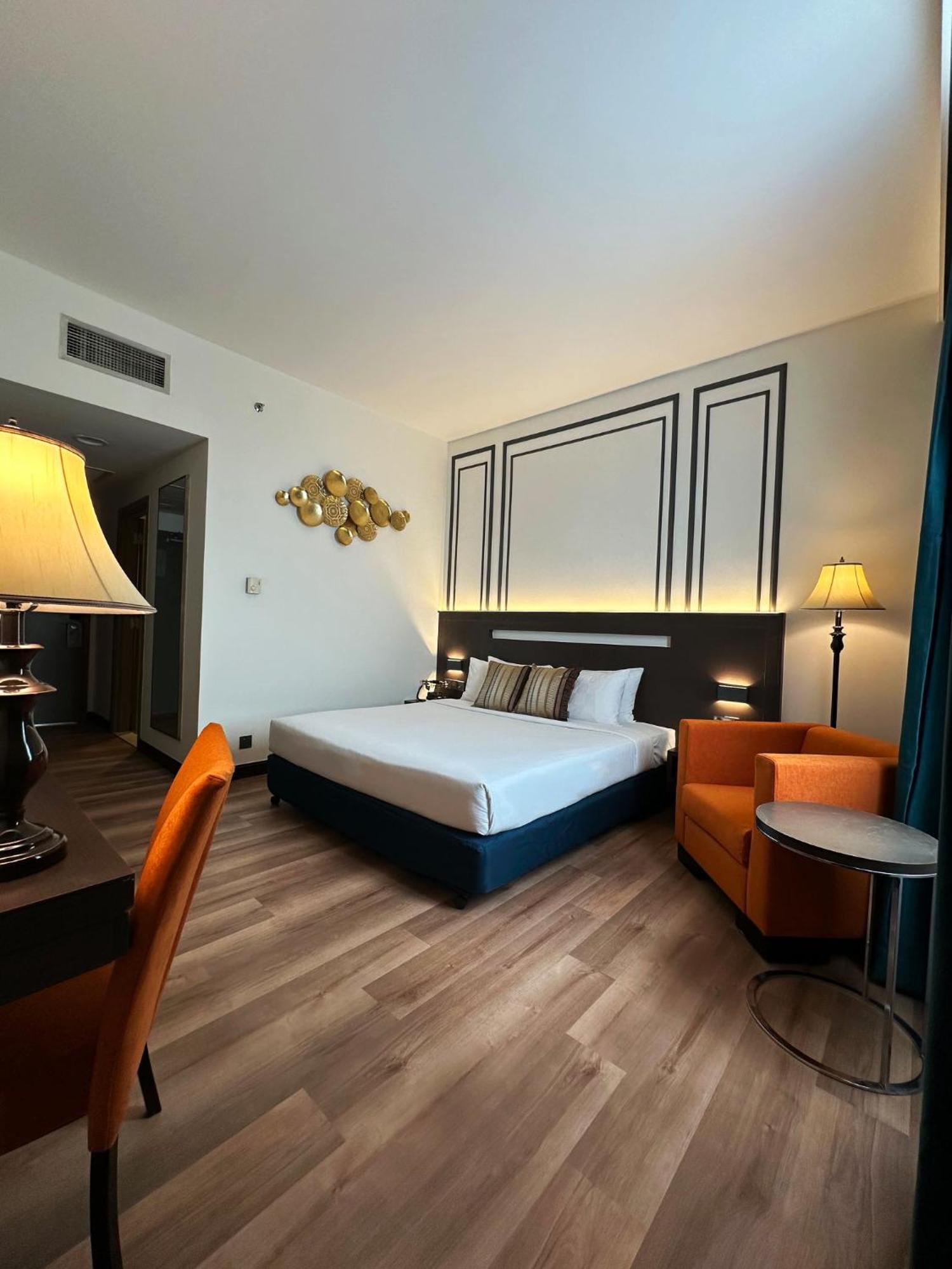 Hotel Premiere - Complimentary Shuttle To Wholesale Market